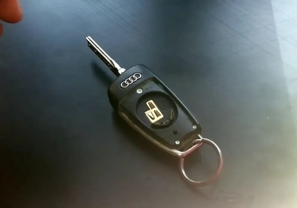 Wymiana baterii w kluczyku Audi A6 C6: Prosty poradnik krok po kroku