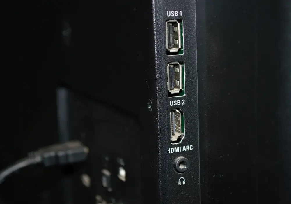 Jak podłączyć USB do telewizora i uniknąć problemów z odtwarzaniem