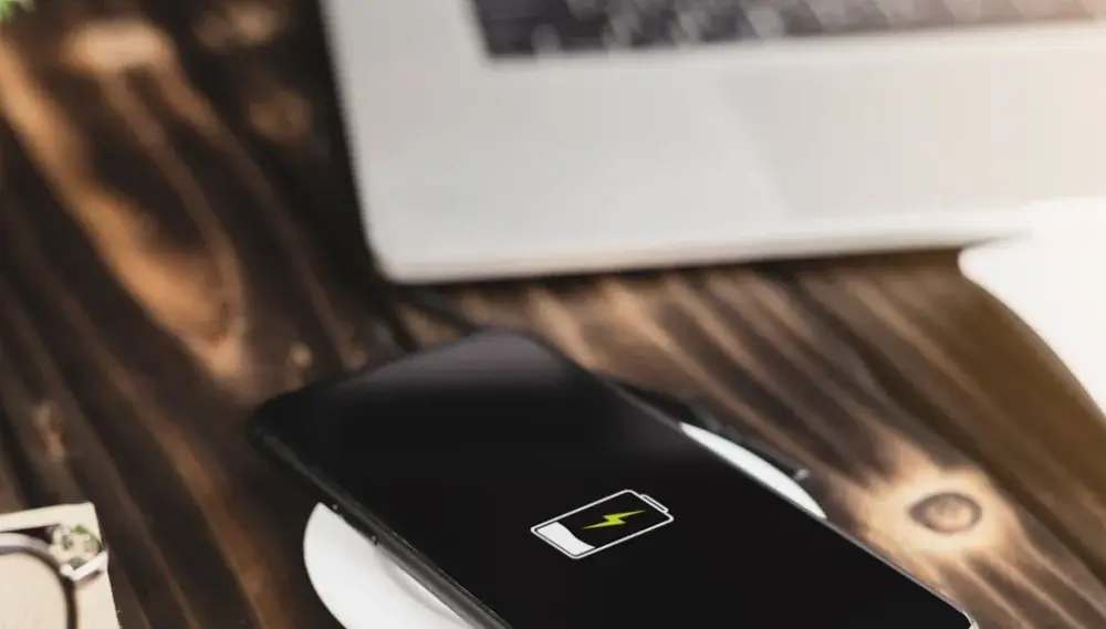Pojemność baterii iPhone 13: ile wytrzyma i jak oszczędzać energię?