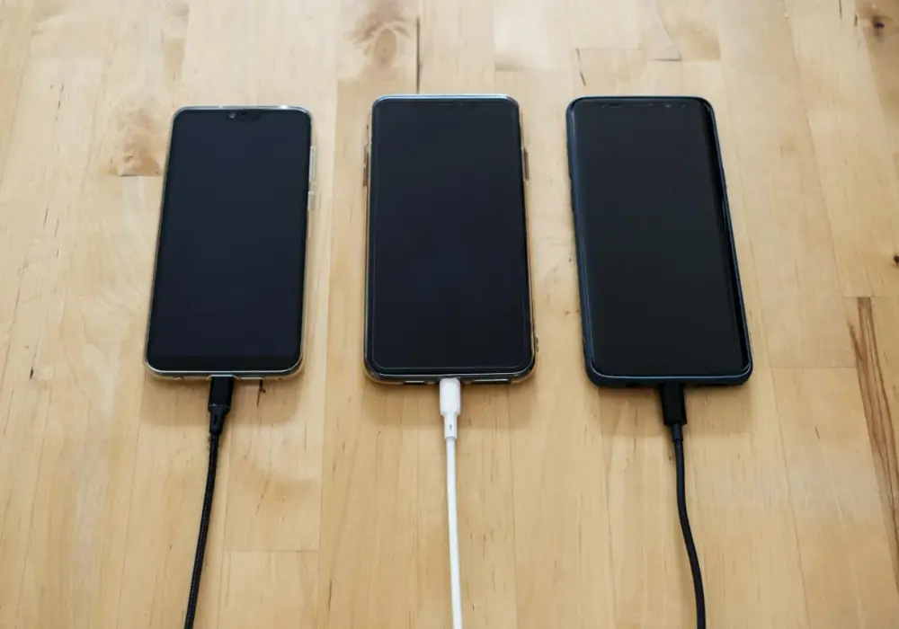 Jak ładować smartfon, aby przedłużyć żywotność baterii?