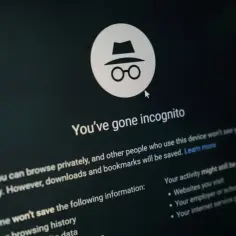 Ikona incognito Google na ekranie. Przeglądanie prywatne, ale aktywność może być widoczna dla pracodawcy.