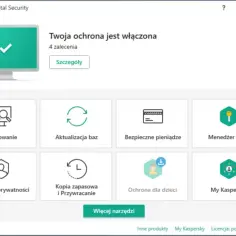 Interfejs Kaspersky Total Security. Widok główny z informacją "Twoja ochrona jest włączona" i opcjami: Skanowanie, Aktualizacja baz, Bezpieczne pieniądze, Menedżer haseł, Ochrona prywatności, Kopia zapasowa i Przywracanie, Ochrona dla dzieci, My Kasper...