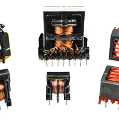 Pięć różnych transformatorów z miedzianymi uzwojeniami, gotowych do pracy w układach elektronicznych.