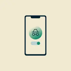 Ikona szpiega w kapeluszu i okularach na ekranie telefonu, symbolizująca tryb incognito.
