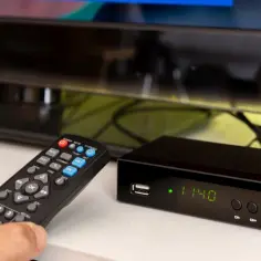 Pilot do telewizora i dekoder naziemny. Szukasz, jaki dekoder do telewizji naziemnej będzie najlepszy? Ten zestaw to dobry wybór.