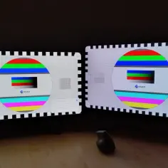 Dwa monitory z testowym wzorem kolorów. Doskonała jakość obrazu dzięki matrycy IPS.