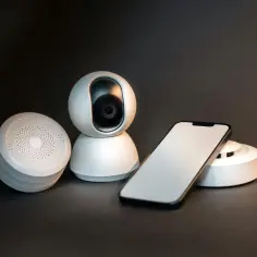 Inteligentny dom: kamera, czujnik dymu i smartfon. Nowoczesna elektryfikacja dla bezpieczeństwa i wygody.