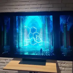 Jaki telewizor! Na ekranie wyświetla się futurystyczna wizja z molekularnym wzorem i architekturą. Obok stoi zielone krzesło i roślina.