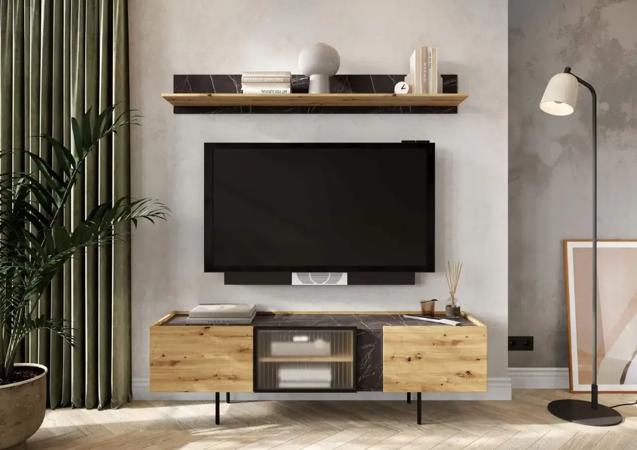 Nowoczesny salon z telewizorem 65 cali, drewnianą szafką RTV i designerską lampą.