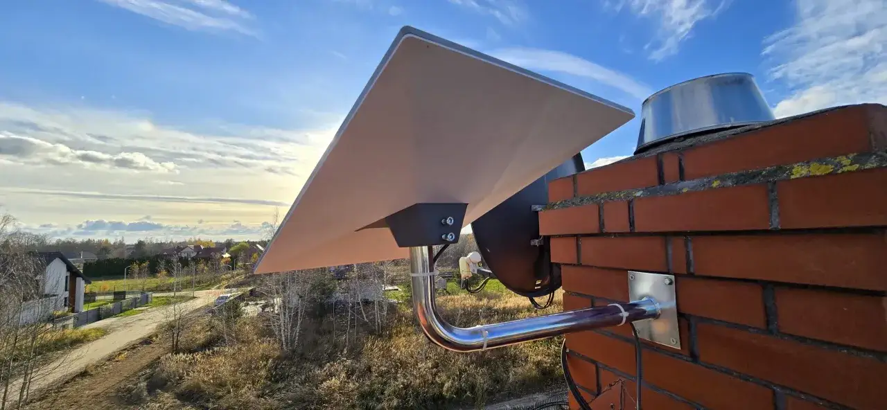Antena Starlink zamontowana na kominie, gotowa do zapewnienia szybkiego internetu na wsi.