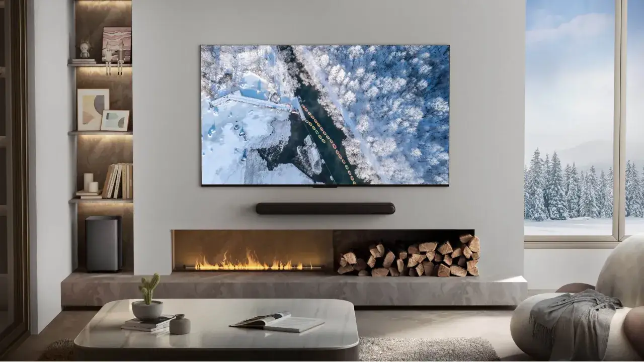 Nowy telewizor z obrazem zimowego krajobrazu nad kominkiem, który telewizor?