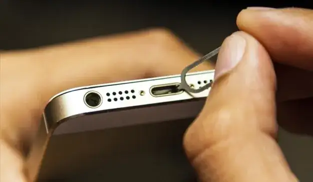 Zdjęcie Jak wyczyścić wejście na ładowarkę iPhone – bezpieczne metody i porady