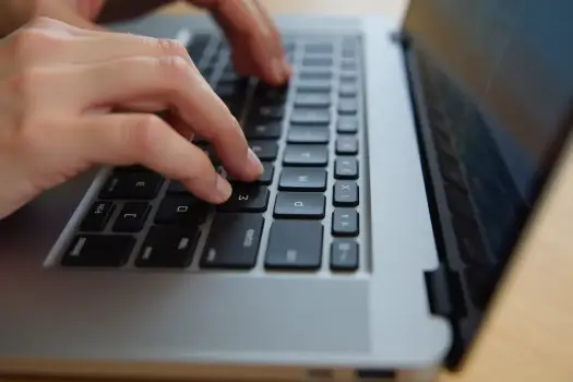 Jak odblokować klawiaturę w laptopie? Najpierw sprawdź Fn i Num Lock