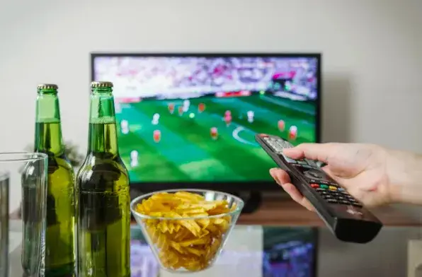 Jak piłka nożna łączy się z kasynami online: zakłady, sloty i bonusy