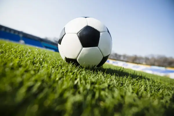 Od kanapy do areny e-sportowej: jak gry piłkarskie stały się globalnym fenomenem