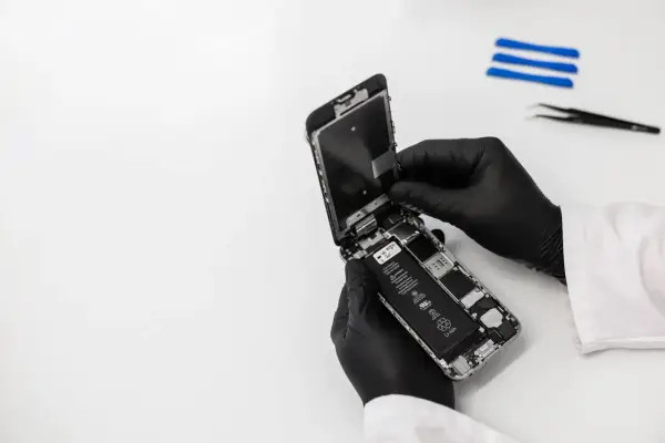 Jak usunąć wodę z iPhone - skuteczne metody na ratunek po zalaniu