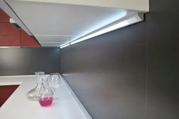 Profile LED pod szafki kuchenne: montaż i zastosowanie w domu