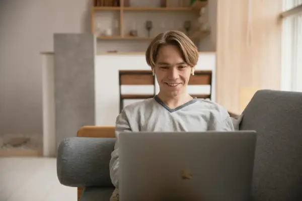 Telewizja internetowa czy tradycyjna? Kto zdobędzie lojalność widza?