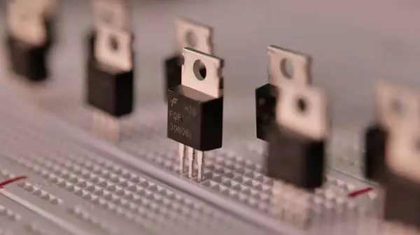 Czym jest emiter i jakie ma znaczenie w nowoczesnej elektronice: kompendium