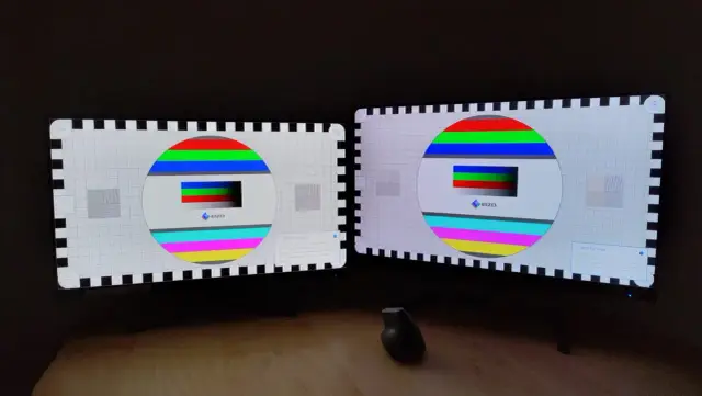 Dwa monitory z testowym wzorem kolorów. Doskonała jakość obrazu dzięki matrycy IPS.