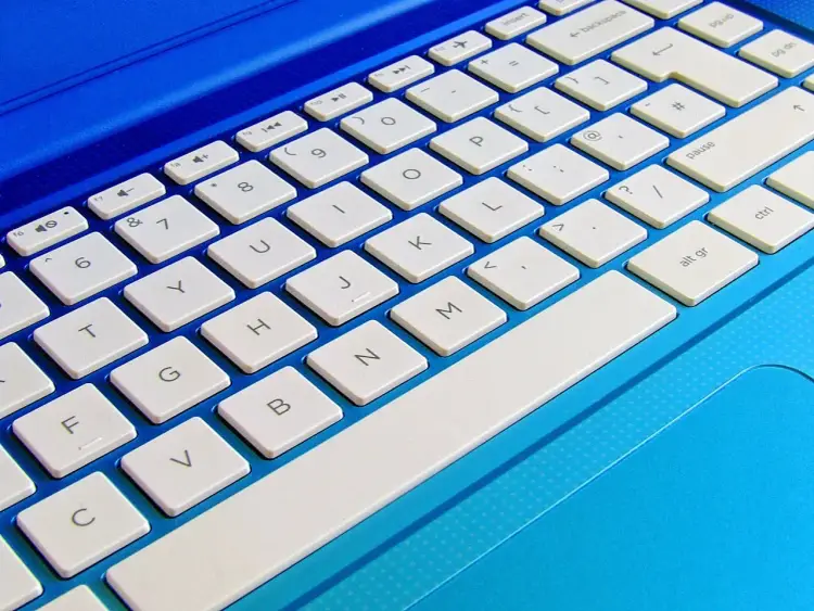 Jak rozjaśnić ekran w laptopie? Klawisze, ustawienia i typowe blokady